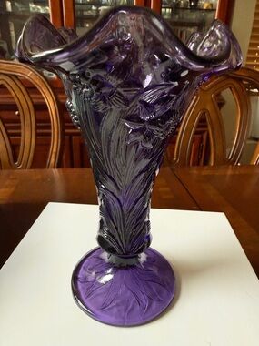 Shelley Fenton Art glass Amethyst Purple Daffodil pattern raffled pedestal vase